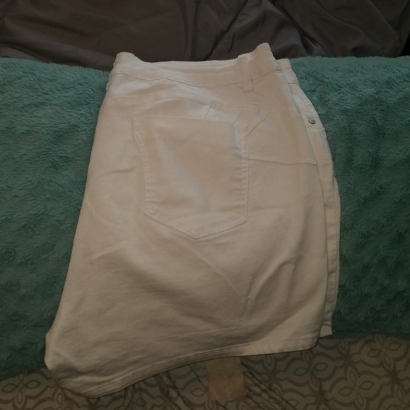 Shorts - Picture 2 of 4